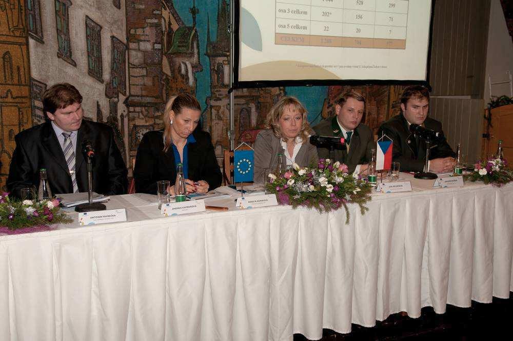 výzkumných ústavů, univerzit a spolupracujících institucí a ministerstev. Výroční konference OP Rybářství zleva Ing.