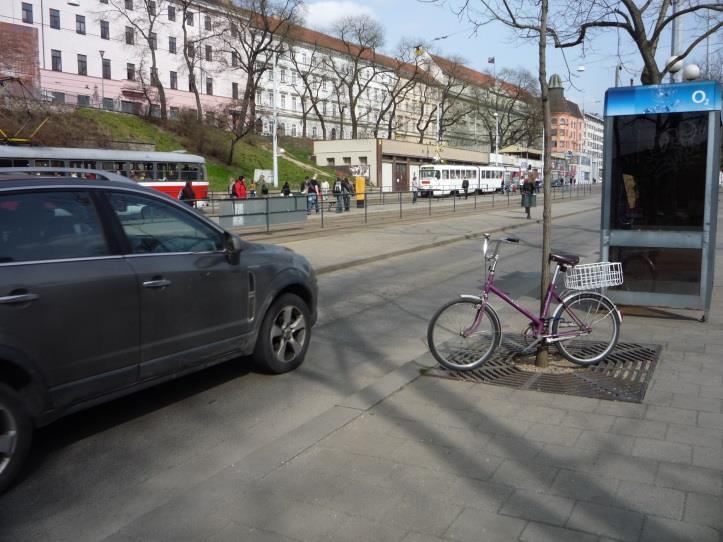 Ve městě Brně tato parkoviště se nenacházejí, přestože tato poptávka zřejmě existuje (Foto 1) Systém je navržen jako doplňková služba na všechna parkoviště typu P & R s přímou