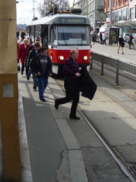 Přístup na MHD do prostoru před budovou Hlavního nádraží je řešen bezbariérově pomocí jednoho eskalátoru. Podchody z nástupišť nejsou vybaveny eskalátory.