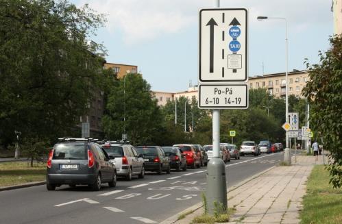 vozidla VHD v rámci uličního prostoru a zároveň zajistit ochranu autobusovým spojů v místech, kde jsou nuceny vykonávat často poměrně náročné manévry v rámci komunikace (např.