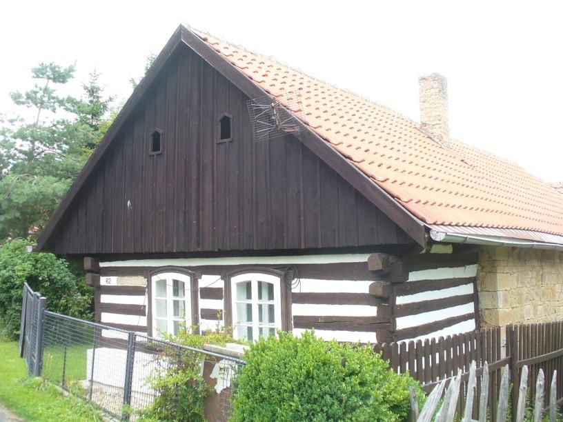 Hned vedle stojí další dům číslo popisné 62 Tento dům přímo svítí výbornou formou, je velmi dobře udržován. Svým stářím je asi na tom stejně, jako dům Nízkých.