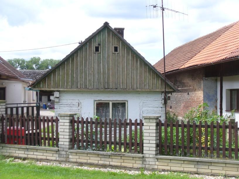 Posloužil však mnoha lidem, kteří si ho pronajímali, aby měli kde žít.