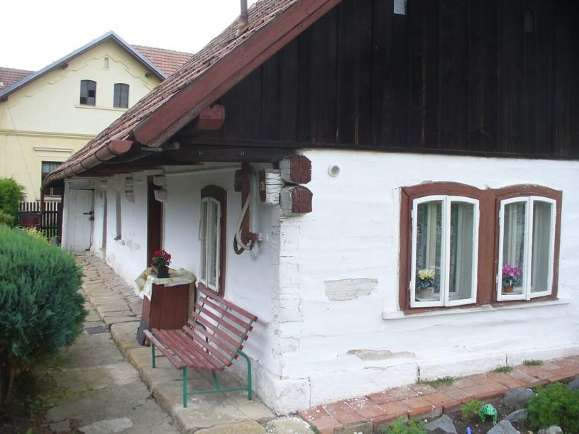 V roce 1908 shořela střecha a byla dána nová.