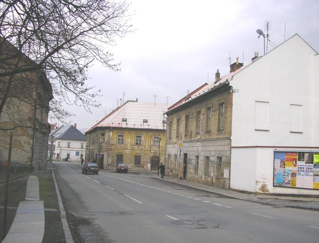 1, písmeno c) uvedeného zákona je stanoveno, ţe obec můţe k regulaci populace toulavých a opuštěných zvířat provést trvalé označování všech psů v obci prostředky, které způsobují při aplikaci jen