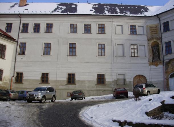 centimetrů. Hmotná škoda za zničené stromy činí cca 40.000 Kč. * V pátek 16.