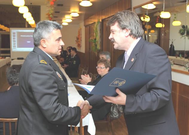 stráţníků a policistů s vedením města,