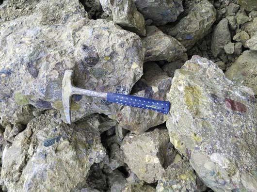 Obr. 2 Polymiktní slepence s vápnito-písčitým tmelem s vysokou pevností Fig.