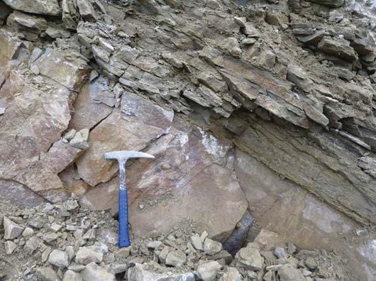 Horninový masiv je na mnoha místech prostoupen tektonickými poruchami různého řádu, které se v rámci geotechnických podmínek výstavby projevují nepravidelným střídáním horninových bloků odlišných