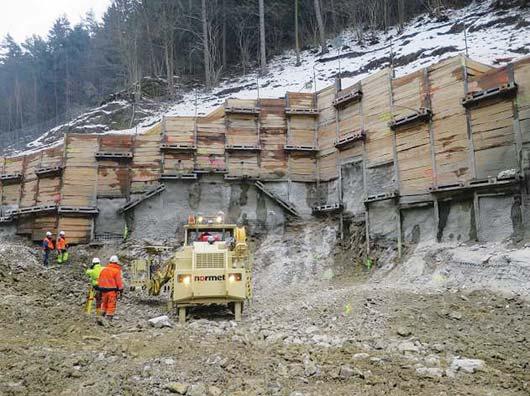Obr. 5 Stěna východního portálu jižní tunelové trouby zajištěná záporovým pažením a betonovým zástřikem Fig.