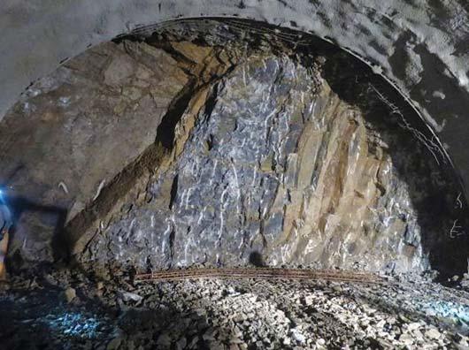Obr. 8 Ražba v prostředí středně až slabě zvětralých pískovců a slínovců vystrojovací třída VT 5.1 s délkou záběru 1,7 m Fig.