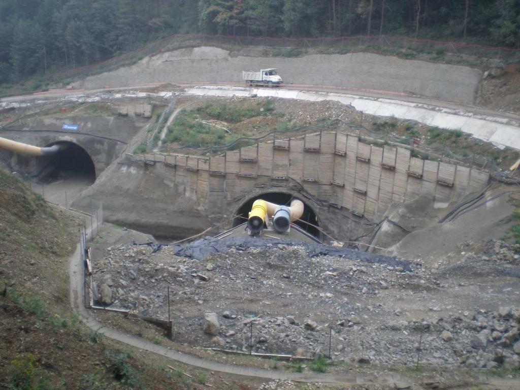 Obr. 3 Stísněný prostor střední stavební jámy - pohled směrem na západ, STT je vpravo (foto Hilar) Fig.