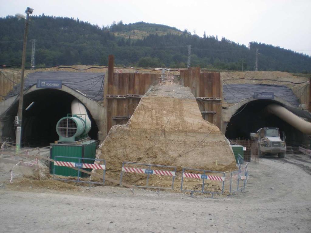 Ražby ze západního portálu (obr. 5): JTT zahájeno 12.4.2015, vyraženo 396 m kaloty (průměr 110 m za měsíc) a 125 m lavice; STT zahájeno 16.4.2015, vyraženo 383 m kaloty (průměr 110 m za měsíc) a 110 m lavice.