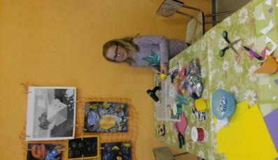 Vyrobily zajíčka na květináč, slepičku na stůl, z plsti vytvořily kytičku a z vlny