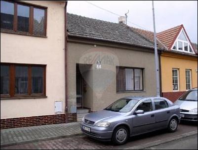 Nemovitost se nachází na adrese Rázusova 393/27, na parcele p. č. 1023 (zastavěná plocha a nádvoří).