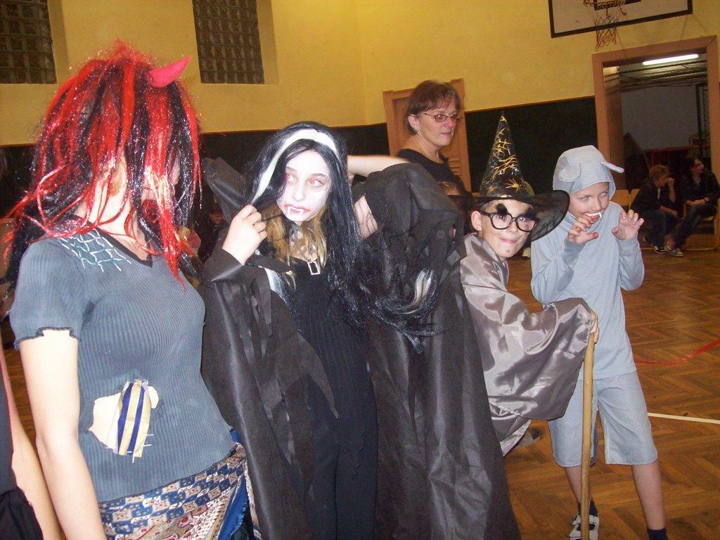Halloween 2009 Ve večerních hodinách jsme se sešli ve velké tělocvičně, kde jsme měli prostřednictvím učitelů gymnázia připravené různé hry a soutěže.