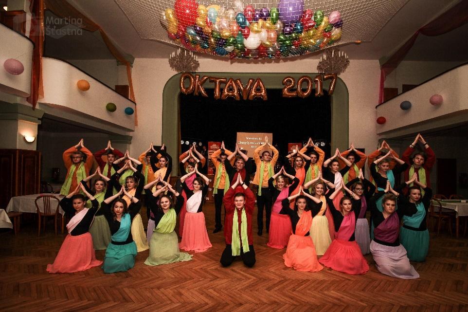 Oktáva Poslední ročník na gymnáziu prožívám teď. Maturita klepe na dveře. Na začátku roku jsem byl zděšen novou třídou a novým rozvrhem hodin. Skoro každý den se na něm objevovalo odpolední vyučování.