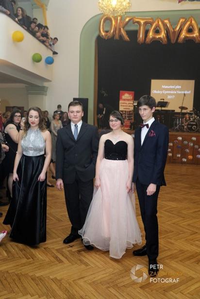 Stará hnuná tabule na křídy, projektor co zrní a skříňky, které se vůbec nehodily do komunistické učebny. Řekl jsem si, že můžeme být rádi, že nejsme dole ve fyzice.