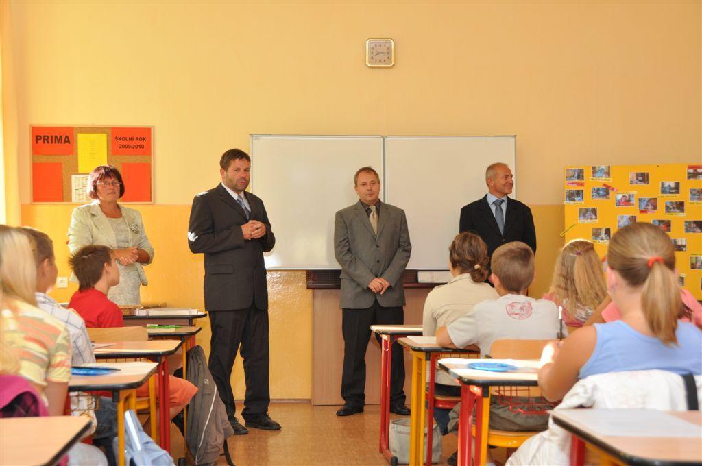Příchod na gymnázium 1. září 2009, toto datum se vrylo do srdce či paměti snad každému z nás. Davy rodičů s dětmi, řítící se do učebny číslo 27.