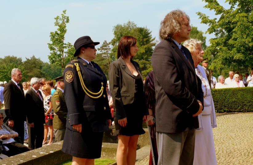 Z P R A V O D A J LIDICE 1942-2015 V den výročí vyhlazení Lidic, 10. června 2015 jsme společně s přeživšími a pozůstalými uctili památku lidických žen a dětí v tělocvičně budovy kladenského gymnázia.