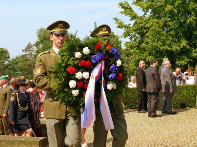 3. Ročník Číslo 6 73. VÝROČÍ OD VYPÁLENÍ OBCE Jaroslavu Vodičkovi. Ředitel Památníku poděkoval všem přítomným, ocenil účast Posádkového velitelství Praha a Ústřední hudby Armády ČR.