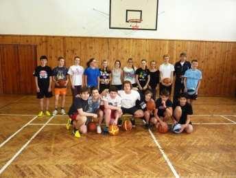 Turnaj v basketbale smíšených trojic Ve čtvrtek 23. ledna se v malé tělocvičně naší školy odehrálo klání v basketbale smíšených trojic. Zúčastnilo se ho 6 družstev žáků 8. a 9. tříd.