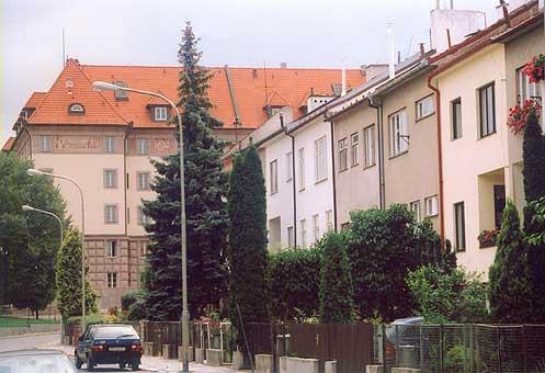 Žabiňáci doma sedět nemusí Pohled na Kaunicovy koleje z ulice Nárožní. Foto Ladislav Plch Že "Nikdo není dokonalý" jsme se mohli přesvědčit při natáčení televizní show dne 14. dubna 2005.