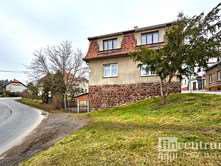 STATIKUM s. r.o. 3646-381-2018 3) Pražská, Žebrák, užitná plocha 190 m 2, celková výmra pozemku 278 m 2 Rodinný dům 6+1 kousek od námstí msta Žebrák.