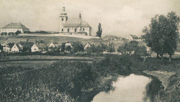 Parkování na veøejné zeleni není nic mimoøádného, výsledkem, který zùstane po autì, jsou vyjeté koleje v trávì, které se plní vodou a bahnem.