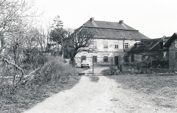 Èekání na autobus by byla mìla cestujícím zpøíjemnit èistá a uklizená zastávka. Teoreticky by mìl staèit odpadkový koš a bylo by hotovo. Bohužel tomu tak není.