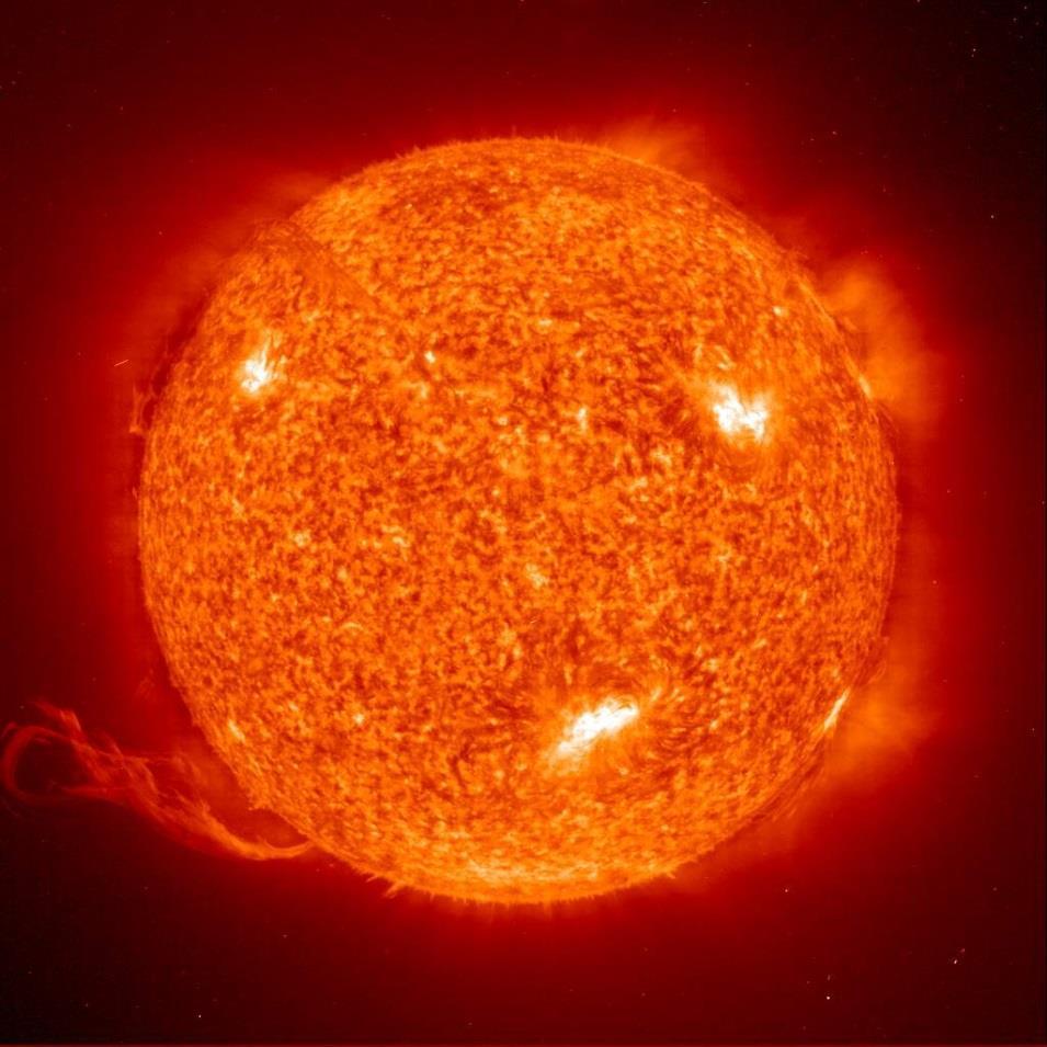 Slunce je naše nejbližší hvězda je zdrojem světla a tepla pro Zemi světlo ze Slunce