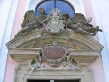 35. Tympanon na hlavním průčelí kaple sv.