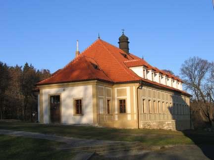 11. Rekolekční dům, Skalka, Mníšek pod Brdy, Kryštof Dientzenhofer, 1692 1693, pohled z jihu. 12.