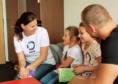 DĚTI, MLÁDEŽ, RODINA Podpora pravidelného sdílení své zkušenosti s péčí o svěřené dítě s ostatními pečujícími osobami v rámci vzdělávacích aktivit, klubových a víkendových setkání Pořádání