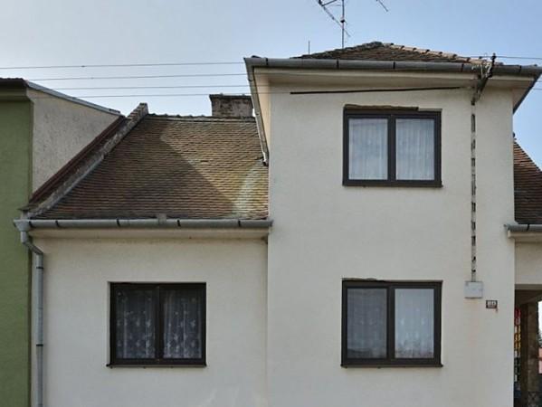 980 000 183,00 5 355 0,75 4 026 Název: Lokalita: Popis: Prodej rodinného domu 196 m2, pozemek 464 m2 Rumunská, Bzenec k prodeji patrový rodinný dům 4+1 s dvorem v obci Bzenec.