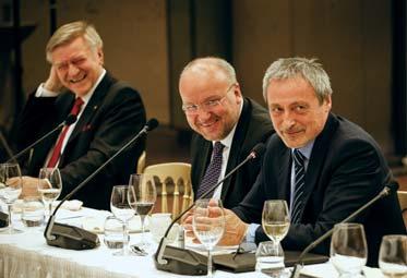 generálem Josefem Bečvářem, náčelníkem Generálního štábu Armády České republiky 8 7 Rostislav Dvořák (Svaz českých