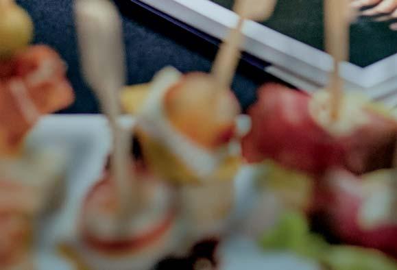 večer mladému šé kuchaři Jakubu Fraňkovi, který na místě připravoval a servíroval delikatesy skutečně hodné zámecké kuchyně.