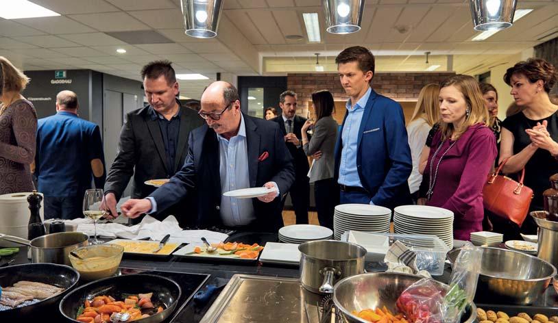 se svými surovinami doslova v rukavičkách Fronta Jakubovou improvizovanou