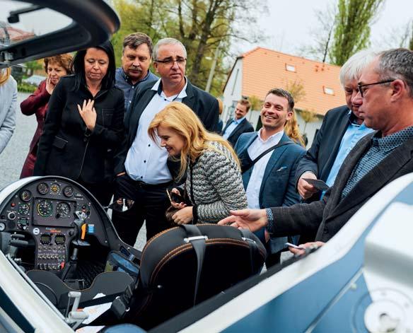 letadlo i auto v jednom. A pozornost si zaslouží Eva Frindtová (C.