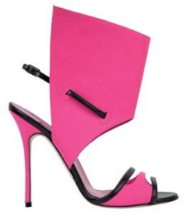 Přesně tak by se dal popsat Manolo Blahnik, mistr v oboru podpatků vysokých až do nebes, na kterých se už od dob natáčení seriálu Sex ve městě s oblibou prochází třeba i herečka Sarah Jessica Parker.