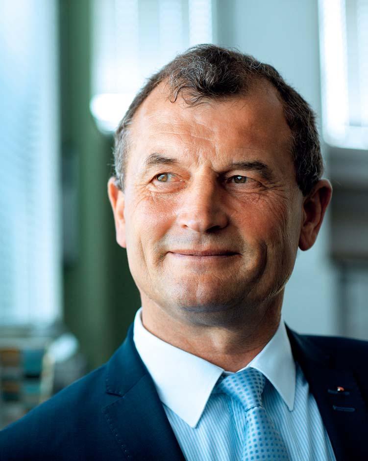 BE SOLID MONTÉRKY MI NIKDY NEBYLY CIZÍ Jiřího Tůmu, majitele skupiny TUkas, potkáte mnohem častěji v montérkách a za volantem autojeřábu Tatra 148 než v obleku a kravatě.