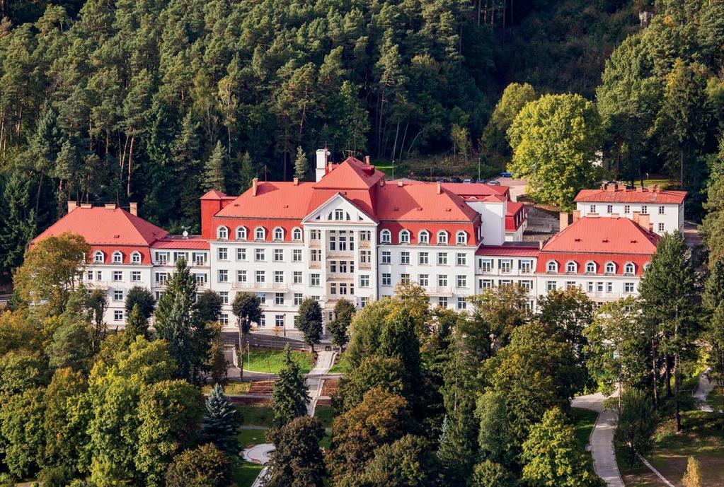 BE SOLID Rezidence jménem ŠARLOTA Petr Karban Jakub Hněvkovský a archiv Stojí osamoceně, na pevném žulovém základu, v rozlehlém, nově upraveném parku na jižní stráni kopce, který Prosečnicí pozvolna