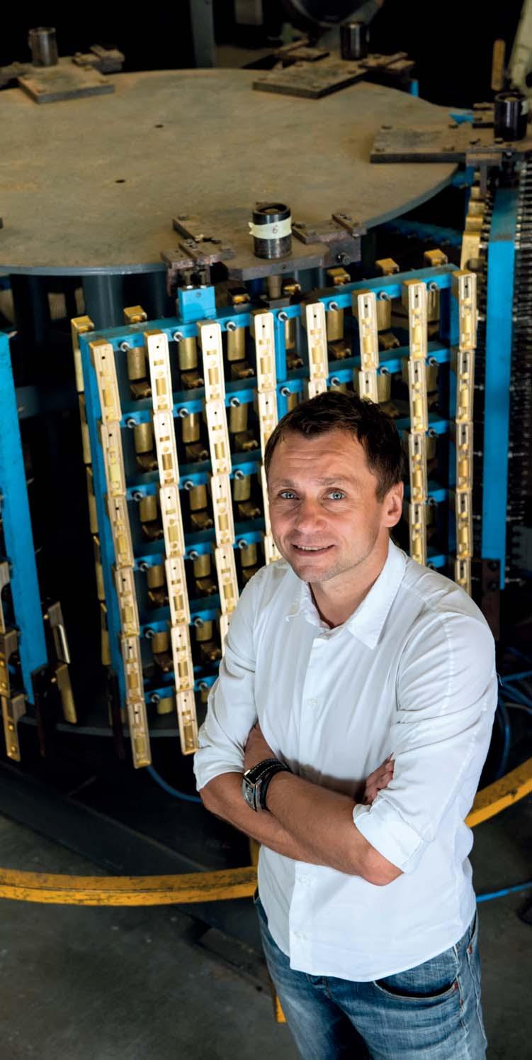 BE SOLID KLIKAŘI S TAHEM NA BRANKU Hvězda fotbalového trávníku, která klukovský sen ve třiatřiceti vyměnila za dospěláckou realitu a vrhla se do světa rodinného podnikání.