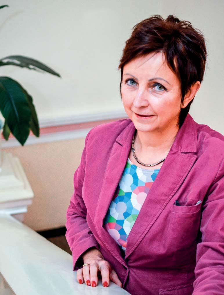 BE SOLID HOTEL, KTERÝ SE VYMYKÁ Když se rozhlédnete po litomyšlském náměstí, nemůžete si nevšimnout nápadně nenápadného domu, který dominuje jižní straně hotel Zlatá hvězda nemá podobu gotickou,