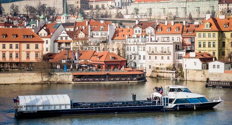 BE SOLID NA VLTAVĚ JAKO DOMA Sabina Bařinová Prague Boats Už jste viděli tenis na trávě, na antuce, na umělém povrchu i na betonu. Viděli jste ale někdy, aby se tenisové utkání hrálo na lodi?