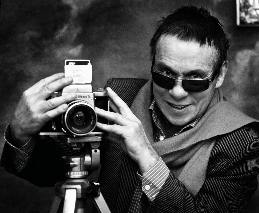 BE YOURSELF Jan, 2012 AMATEUR Jana Saudka můžete milovat, můžete ho nenávidět, ale nemůžete ho ignorovat. Je poetický, ironický, provokativní a hlavně autentický.