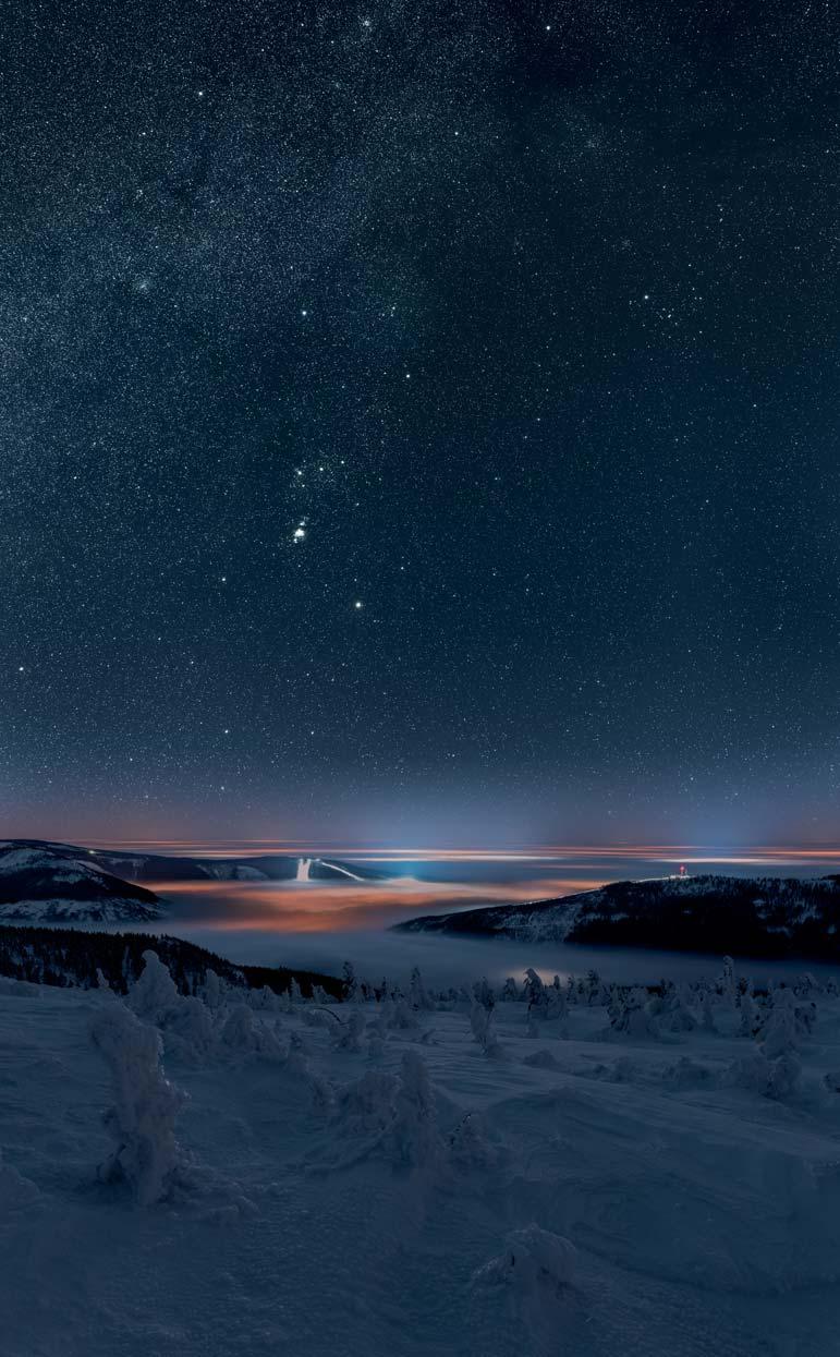 BE YOURSELF VELKÝ HOLD ČESKÉ KRAJINĚ Petr Karban Jan Šmíd Fotograf Jan Šmíd dnes patří mezi respektované a oceňované fotografy krajináře.