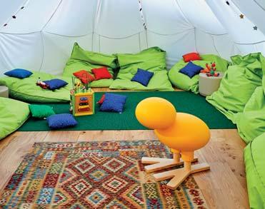 Areál zahrnuje také venkovní bazény, dětské hřiště s trampolínou nebo hernu pro děti.