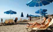 zdarma, TV kout, obchod, 4 restaurace (hlavní restauraci, rybí Kapetanios, italskou Limoncello, řeckou Dionissos), 3 bary (bar ve vstupní hale, u bazénu a na pláži), velký bazén se slanou vodou,