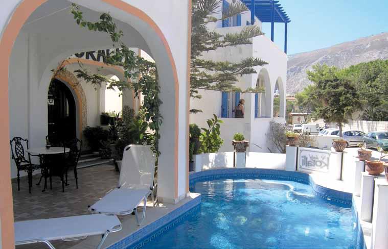 > Santorini Kamari Letovisko: Kamari Stravování: pokoje se snídaní, apartmán bez stravy Snídaně: kontinentální formou bufetu Večeře: servírované výběr z menu v blízké taverně, za příplatek Poloha: