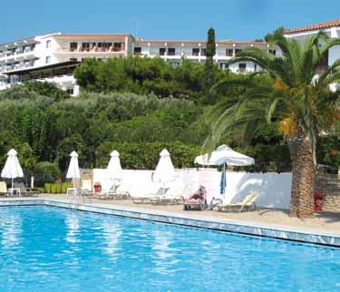 Hotel Glicorisa Beach *** Oblíbený rodinný hotel se svojí příjemnou polohou obklopený borovicemi a olivovníky v zálivu s krásnou pláží a panoramatickým výhledem na moře